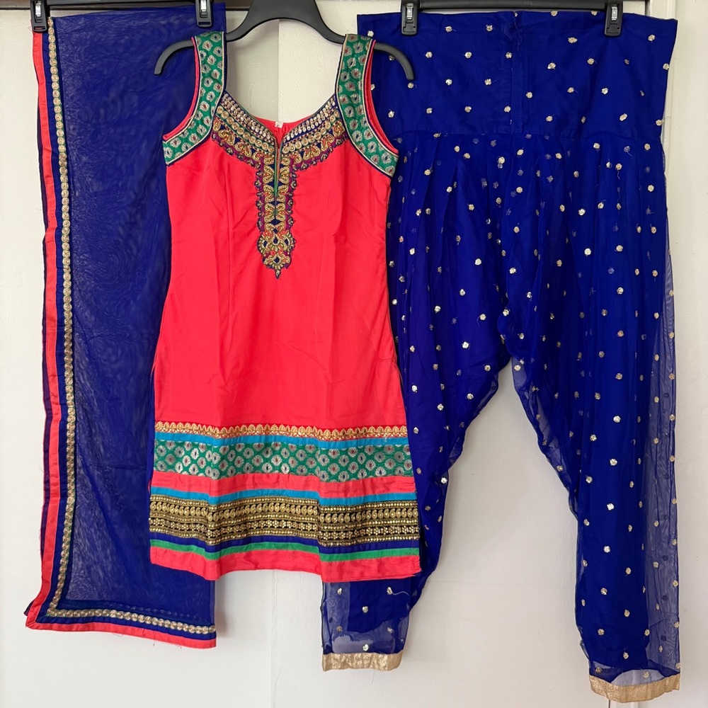 Women’s Sleeveless dress with patiala pants and dupatta.